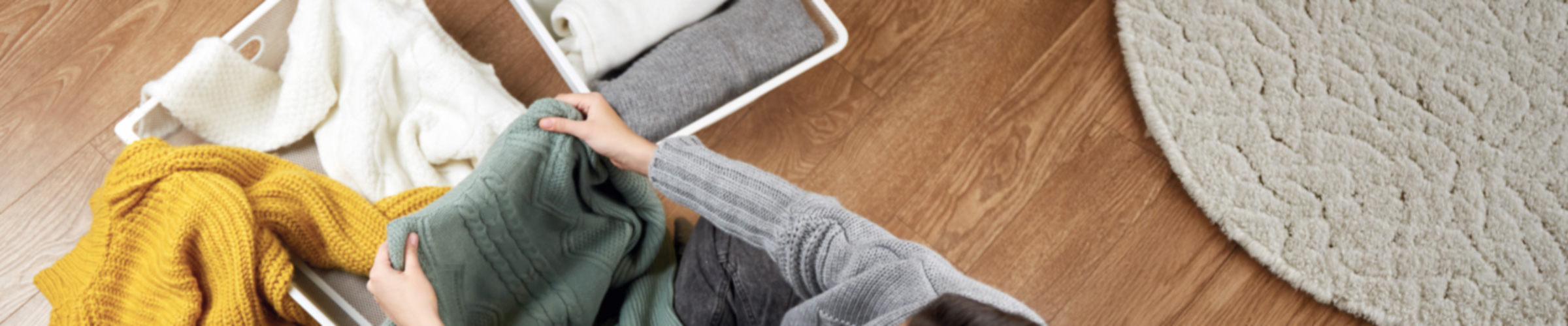 ニットを畳んでいるイメージ