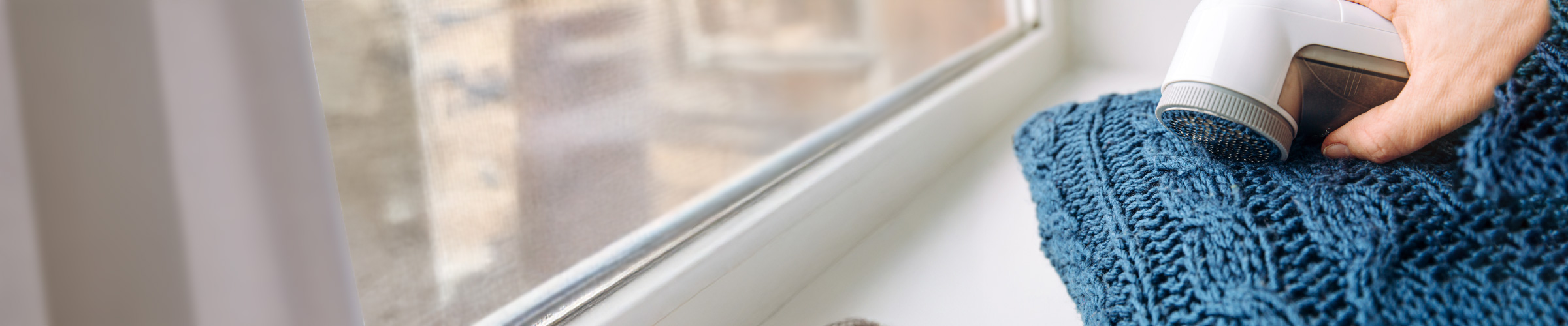 ニットの毛玉を除去しているイメージ画像