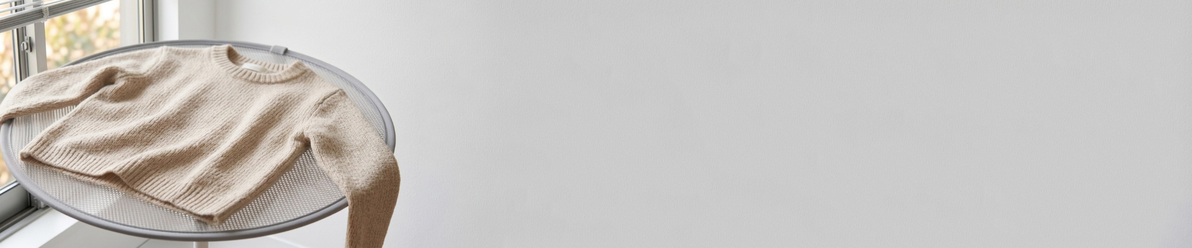 ニットを平干ししているイメージ