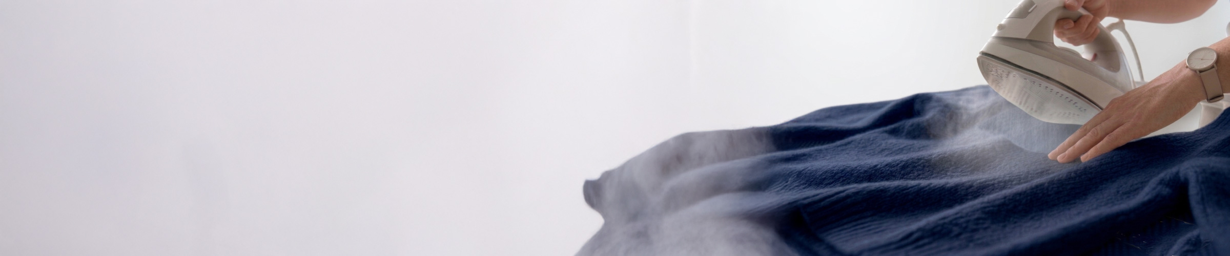 ニットにスチームをかけているイメージ